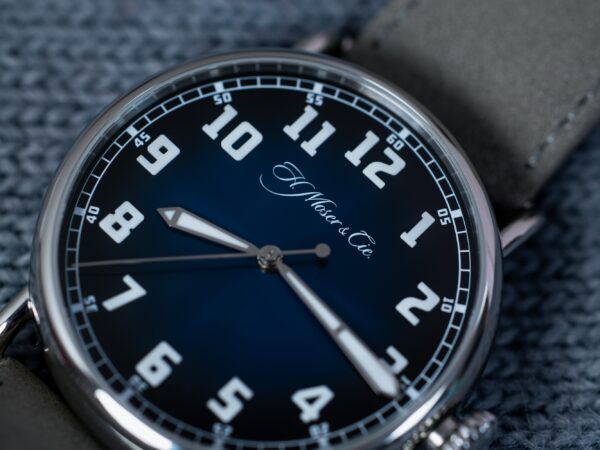 H.Moser & Cie. Centre Seconds Funky Blue Heritage